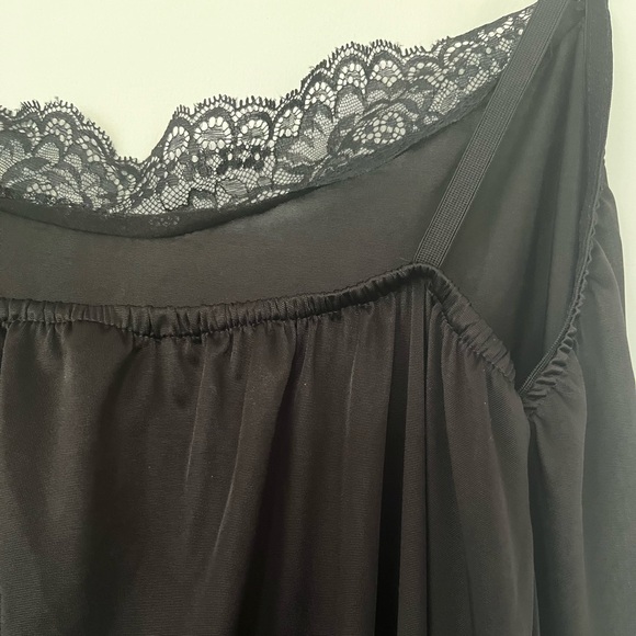 🌺 5/$30 🌺 Vintage black slip dress with lace neckline and hem - Picture 5 of 7